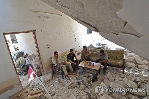 정부군의 공습으로 무너진 칸셰이쿤 지역의 건물 [AFP=연합뉴스]