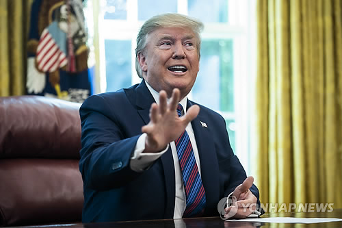 트럼프 "北단거리 미사일 발사 언짢지 않다"(워싱턴 EPA=연합뉴스) 도널드 트럼프 미국 대통령이 26일(현지시간) 백악관 집무실에서 기자들에게 말하고 있다. 트럼프 대통령은 이날 '북한의 단거리 미사일 발사에 대해 괜찮냐'는 기자들의 질문에 전혀 언짢지 않다며 김정은 북한 국무위원장과의 관계는 매우 좋다고 말했다고 외신이 전했다. ymarshal@yna.co.kr