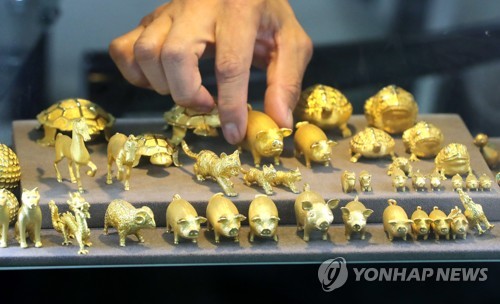 무역갈등 우려, 안전자산 금 매력 부각(서울=연합뉴스) 최재구 기자 = 4일 서울 종로 한국금거래소에서 관계자가 순금 제품을 정리하고 있다. 최근 무역갈등 우려가 커지며 안전자산인 금의 투자 매력이 부각, 국제 금값은 6년 만에 최고치를 기록했다. 2019.8.4 jjaeck9@yna.co.kr