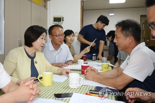 근로정신대 시민단체 방문한 심상정 대표(광주=연합뉴스) 천정인 기자 = 정의당 심상정 대표가 6일 오후 광주 서구 '근로정신대 할머니와 함께하는 시민모임' 사무실을 찾아 일본 경제 보복 조치와 관련한 대화를 나누고 있다. 2019.8.6 iny@yna.co.kr