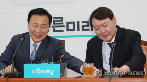 윤석열 검찰총장 마이크 켜주는 손학규 대표
(서울=연합뉴스) 하사헌 기자 = 바른미래당 손학규 대표가 7일 오후 국회 당대표실에서 윤석열 신임 검찰총장의 예방을 받고 인사말하기 위해 마이크를 켜는 윤 검찰총장을 도와주고 있다. 2019.8.7
toadboy@yna.co.kr
(끝)