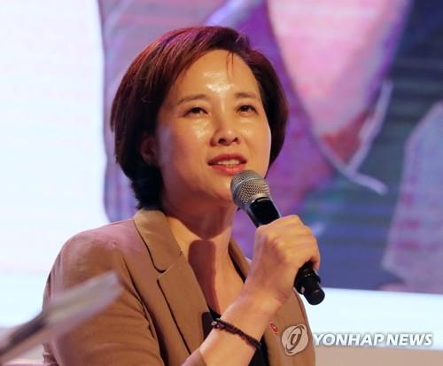 '교육자치 콘퍼런스' 참석한 유은혜(청주=연합뉴스) 이승민 기자 = 유은혜 부총리 겸 교육부 장관 7일 오후 청주시 흥덕구 한국교원대에서 열린 '2019 대한민국 교육자치 콘퍼런스'에 참석해 토크콘서트를 하고 있다. 2019.8.7
logos@yna.co.kr