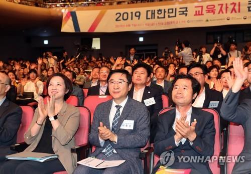 '교육자치 콘퍼런스' 참석한 유은혜-김승환 (청주=연합뉴스) 이승민 기자 = 7일 오후 청주시 흥덕구 한국교원대에서 열린 '2019 대한민국 교육자치 콘퍼런스'에서 유은혜 부총리 겸 교육부 장관(왼쪽)과 김승환 전북교육감(오른쪽)이 박수 치고 있다. 2019.8.7 logos@yna.co.kr