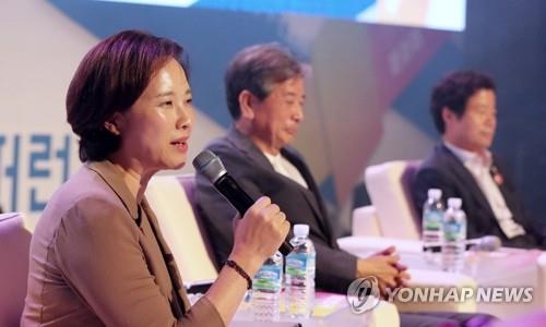 발언하는 유은혜 (청주=연합뉴스) 이승민 기자 = 유은혜 부총리 겸 교육부 장관 7일 오후 청주시 흥덕구 한국교원대에서 열린 '2019 대한민국 교육자치 콘퍼런스'에 참석해 발언하고 있다. 2019.8.7
logos@yna.co.kr