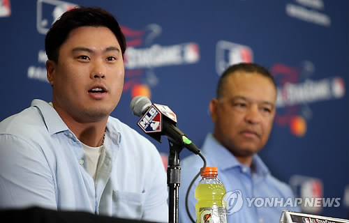 다저스 로버츠 감독 옆에서 발언하는 류현진(왼쪽)USA투데이스포츠=연합뉴스 자료사진]