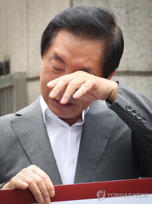 눈물 닦는 김성태(서울=연합뉴스) 류효림 기자 = 자유한국당 김성태 의원이 23일 오전 서울 양천구 서울남부지검 앞에서 KT에 딸을 부정 채용시킨 혐의로 자신을 수사한 검찰 관계자들을 규탄하는 1인 시위를 벌이는 중에 눈물을 닦고 있다. 2019.7.23 ryousanta@yna.co.kr