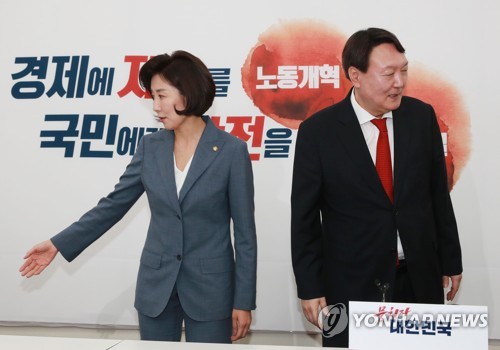 '각자의 자리로'(서울=연합뉴스) 한종찬 기자 = 윤석열 신임 검찰총장이 8일 오후 서울 여의도 국회에서 자유한국당 나경원 원내대표를 만나 악수한 뒤 자리로 향하고 있다. 2019.8.8 saba@yna.co.kr