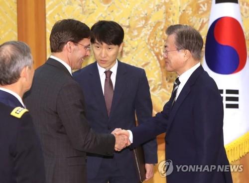 문 대통령, 미국 국방장관과 악수(서울=연합뉴스) 한상균 기자 = 문재인 대통령이 9일 청와대에서 마크 에스퍼 미국 국방장관과 악수하고 있다. 2019.8.9
xyz@yna.co.kr