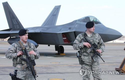 오산공군기지에 내려 앉은 랩터(평택=연합뉴스) 김주성 기자 = 세계 최강 스텔스 전투기인 미국의 전략자산 F-22가 지난 2016년 2월 17일 오후 한반도 상공에서 우리 공군의 F-15K와 비행을 마친 뒤 평택 오산공군기지에 착륙해 위용을 드러내고 있다.[연합뉴스 자료사진]