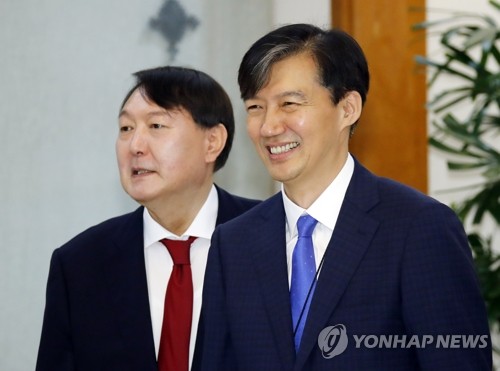 조국 민정수석과 윤석열 신임 검찰총장(서울=연합뉴스) 배재만 기자 = 조국 민정수석과 윤석열 신임 검찰총장(왼쪽)이 25일 오전 청와대에서 열리는 임명장 수여식 전 차담회에 나란히 참석하고 있다. 조 수석은 조만간 단행될 개각에서 가장 유력한 차기 법무부 장관 후보자로 거론되고 있다. 2019.7.25 scoop@yna.co.kr