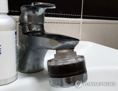2주 만에 검게 변한 수도꼭지 필터(포항=연합뉴스) 최근 경북 포항시 남구 일원에서 적갈색 수돗물이 나와 주민이 불안해하고 있다. 한 주민은 2주 만에 수도꼭지 필터가 까맣게 변했다고 밝혔다. 2019.8.9 [독자 제공. 재판매 및 DB 금지] sds123@yna.co.kr