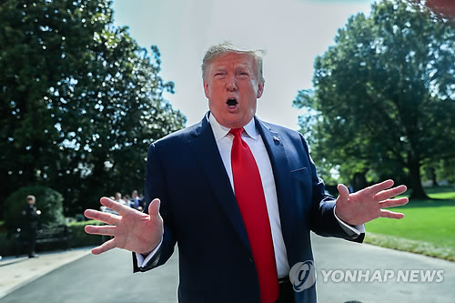 트럼프 "어제 김정은 위원장 아름다운 친서 받았다"(워싱턴 로이터=연합뉴스) 도널드 트럼프 미국 대통령이 9일(현지시간) 뉴욕과 뉴저지로 떠나기에 앞서 백악관 사우스론(남쪽 뜰)에서 기자들의 질문에 답하고 있다. 트럼프 대통령은 이날 백악관에서 취재진을 만나 김정은 북한 국무위원장에게서 전날 친서를 받았다면서 "매우 아름다운 편지였다"고 밝혔다. leekm@yna.co.kr