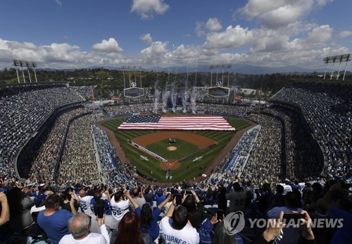 올해 개막전에서 다저스타디움을 가득 메운 팬들  [게티이미지/AFP=연합뉴스 자료사진]