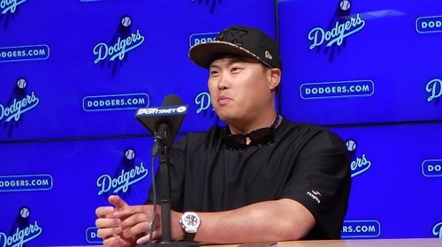 12승 달성 후 인터뷰하는 류현진(로스앤젤레스=연합뉴스) 옥철 특파원 = 류현진(32·로스앤젤레스 다저스)이 12일(한국시간) 미국 캘리포니아주 로스앤젤레스 다저스타디움에서 열린 애리조나 다이아몬드백스와의 홈경기에 선발 등판해 7이닝 동안 무실점 쾌투로 12승을 올린 뒤 인터뷰하며 환하게 웃고 있다. oakchul@yna.co.kr 2019.8.12