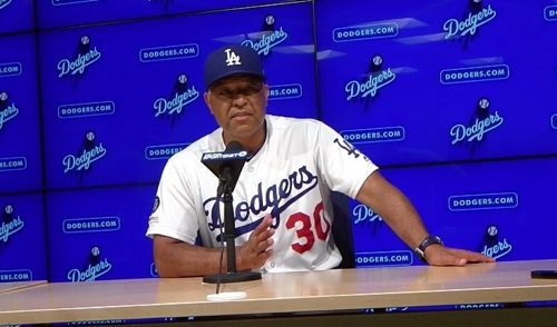 로버츠 감독 "류현진 충분히 효과적이었다"(로스앤젤레스=연합뉴스) 옥철 특파원 = 미국프로야구 로스앤젤레스 다저스의 데이브 로버츠 감독이 12일(한국시간) 미국 캘리포니아주 로스앤젤레스 다저스타디움에서 열린 애리조나 다이아몬드백스와 홈경기에서 7이닝 무실점 호투로 승리를 올린 류현진(32)의 투구에 대해 평가하고 있다. oakchul@yna.co.kr 2019.8.12