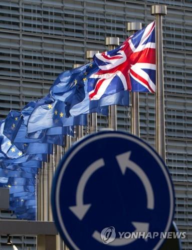 브뤼셀 유럽연합(EU) 본부 건물 앞에 펄럭이고 있는 유럽연합과 영국 국기 [AP=연합뉴스]