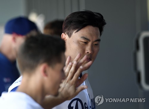 코리 시거와 손바닥 부딪히는 류현진 [게티이미지/AFP=연합뉴스]