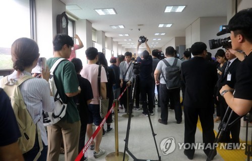 고유정 첫 정식재판 방청 열기 '후끈'(제주=연합뉴스) 백나용 기자 = 전 남편 살해한 혐의로 구속기소 된 고유정의 첫 정식 재판일은 12일 오전 제주지방법원에서 재판 방청을 원하는 시민들이 방청권을 받기 위해 줄을 서고 있다. 2019.8.12 dragon.me@yna.co.kr