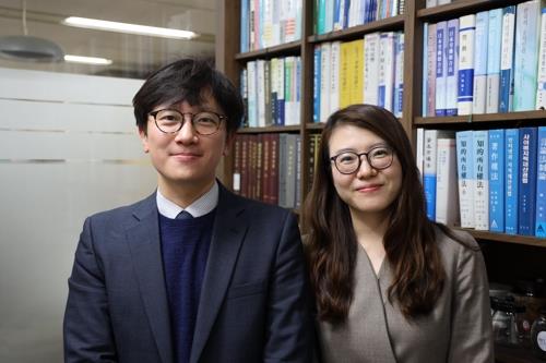 강제징용 소송에서 원고 측을 대리한 임재성(왼쪽)·김세은 변호사 [연합뉴스 자료사진]