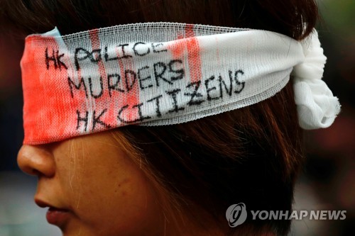 경찰의 강경 진압에 항의하는 홍콩 송환법 반대 시위대     [로이터=연합뉴스]