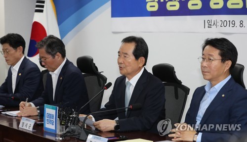 일본수출규제 대응 당정청 대책위에서 발언하는 정세균(서울=연합뉴스) 하사헌 기자 = 13일 오후 국회 의원회관에서 열린 더불어민주당의 '일본수출규제 대응 당정청 상황점검 및 대책위원회 1차 회의'에서 정세균 위원장이 모두발언하고 있다. 왼쪽부터 노형욱 국무조정실장, 성윤모 산업통상자원부 장관, 정세균 소재부품장비인력발전특별위원회 위원장, 조정식 정책위의장, 최재성 일본경제침략대책특별위원회 위원장, 김상조 청와대 정책실장.   toadboy@yna.co.kr