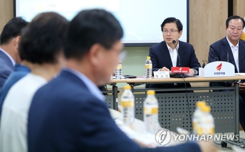 강원 소상공인 만나는 황교안 대표(양구=연합뉴스) 양지웅 기자 = 자유한국당 황교안 대표가 13일 강원 양구군 양구읍 축산농협에서 열린 '철원·화천·양구·인제 지역주민 소상공인 간담회'에서 참석자들과 대화하고 있다. 2019.8.13 yangdoo@yna.co.kr