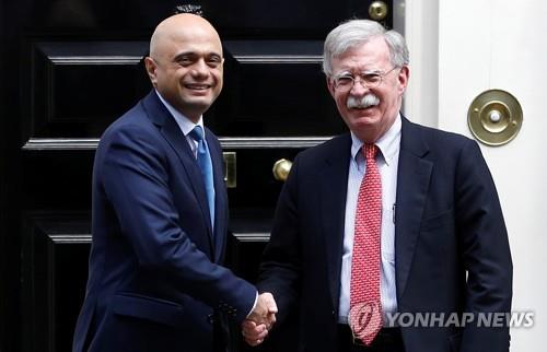 자비드(왼쪽) 영국 재무장관과 볼턴 미 백악관 보좌관[로이터=연합뉴스]