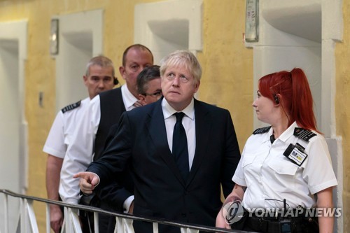 리즈에 있는 교도소를 방문한 보리스 존슨 영국 총리 [AFP=연합뉴스]