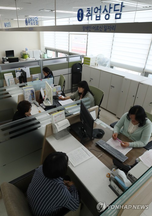 (서울=연합뉴스) 임헌정 기자 = 이날 서울의 한 일자리센터에서 구직자들이 취업상담을 받고 있다. 2018.10.1 kane@yna.co.kr