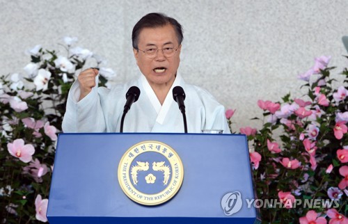 문재인 대통령 제74주년 광복절 경축사(천안=연합뉴스) 문재인 대통령이 지난 15일 오전 천안 독립기념관 겨레의 집에서 열린 제74주년 광복절 경축식에서 경축사를 마치며 주먹을 쥐고 있다. [사진공동취재단] photo@yna.co.kr