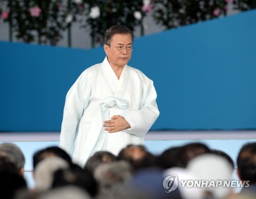 경축사 마친 문 대통령(천안=연합뉴스) 문재인 대통령이 15일 오전 천안 독립기념관 겨레의 집에서 열린 제74주년 광복절 경축식에서 경축사를 마친 뒤 자리로 돌아가고 있다. 2019.8.15 [사진공동취재단] photo@yna.co.kr