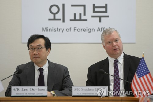 이도훈 외교부 한반도평화교섭본부장과 나란히 앉은 비건 대표[AP=연합뉴스]