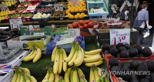 이달 초 런던의 한 시장에 쌓인 채소와 과일     [AP=연합뉴스]
