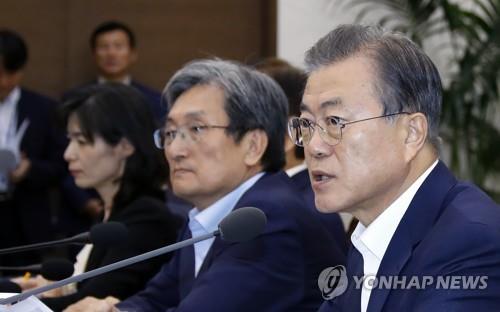 문 대통령, 청와대 수석보좌관회의 주재(서울=연합뉴스) 배재만 기자 = 문재인 대통령이 19일 오후 청와대에서 열린 수석·보좌관회의에서 발언하고 있다. 오른쪽부터 문 대통령, 노영민 비서실장, 김외숙 인사수석. 2019.8.19
scoop@yna.co.kr