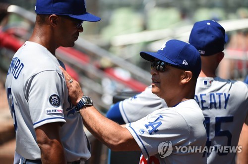 다저스 데이브 로버츠 감독(오른쪽)[AFP=연합뉴스]