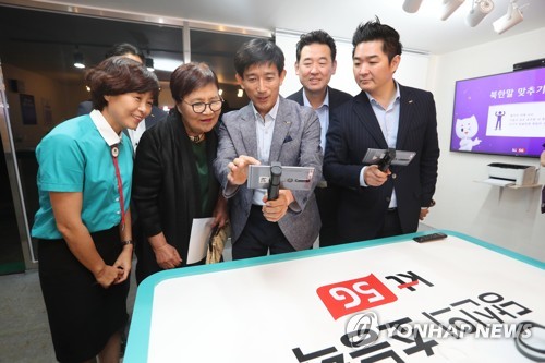 KT, '평창남북평화영화제'서 VR·AR 북한 체험존 운영(서울=연합뉴스) KT가 오는 20일까지 평창의 평창올림픽스타디움에서 평창남북평화영화제가 주최하는 '2019 평창남북평화영화제'에 참여해 5G 기반의 VR·AR 북한 체험존을 운영한다고 19일 밝혔다.
    사진은 지난 17일 KT체험존을 방문한 다물연구재단 김자연 회장 등 관계자가 'AR 통일 전망대'를 체험하는 모습. 2019.8.19 [KT 제공. 재판매 및 DB 금지] photo@yna.co.kr