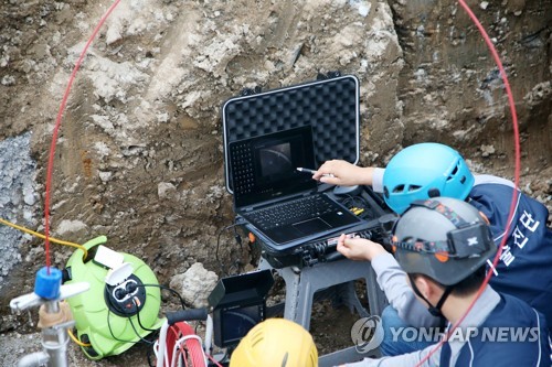 수도관 내부가 이렇게 생겼네(포항=연합뉴스) 손대성 기자 = 19일 경북 포항시 남구 효자동 상수도관에서 한국수자원공사 관계자가 내시경을 통해 관 내부를 살펴보고 있다. 포항에선 이달 초부터 수도꼭지에 설치한 필터가 검붉은색으로 빠르게 변한다는 신고가 잇따르고 있다. 2019.8.19 sds123@yna.co.kr