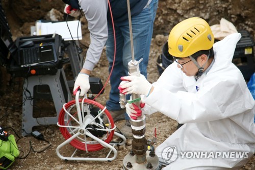 상수도관에 들어가는 내시경 장비(포항=연합뉴스) 손대성 기자 = 19일 경북 포항시 남구 효자동 상수도관에서 한국수자원공사 관계자가 관 내부를 살펴보기 위해 내시경을 설치하고 있다. 포항에선 이달 초부터 수도꼭지에 설치한 필터가 검붉은색으로 빠르게 변한다는 신고가 잇따르고 있다. 2019.8.19 sds123@yna.co.kr