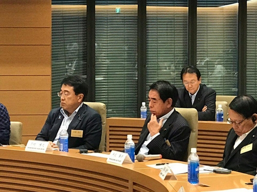 시모무라 하쿠분 자민당 개헌추진본부장    (도쿄=연합뉴스) 김병규 특파원 = 대한헌정회와 일본 정치인들이 20일 오후 도쿄 중의원 제1회관 국제회의실에서 '가까운 이웃나라 공존공영하는 한일양국'을 주제로 개최한 세미나에 시모무라 하쿠분(下村博文) 자민당 헌법개정추진본부장이 참석해 있다. 2019.8.20
   bkkim@yna.co.kr