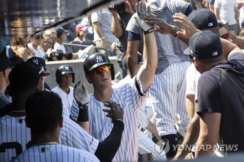 홈런 치고 환영받는 양키스 토레스 [AP=연합뉴스 자료사진]