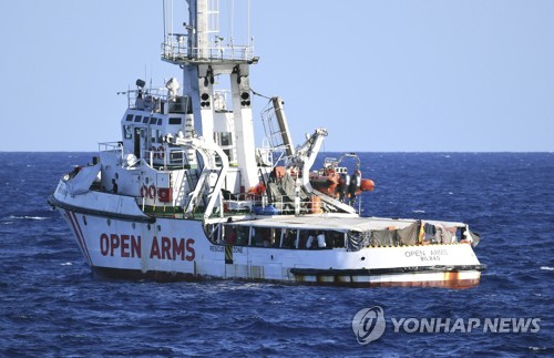 이탈리아 람페두사섬 앞 800ｍ지점에서 대기중인 난민구조선 오픈 암즈. 이 배에는 현재 100여명의 아프리카 난민들이 최장 19일째 승선해 있다. [AP=연합뉴스]