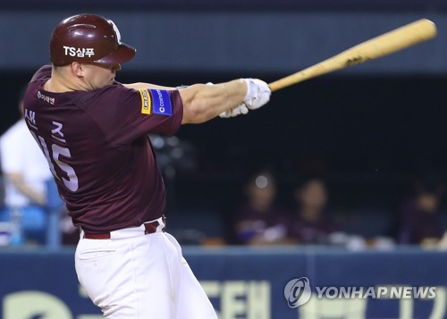 승부 뒤집는 샌즈의 투런 홈런(서울=연합뉴스) 김도훈 기자 = 13일 오후 서울 송파구 잠실종합운동장에서 열린 2019 프로야구 키움 히어로즈와 LG 트윈스의 경기. 5회초 1사 2루 키움 샌즈가 투런 홈런을 쳐내고 있다. 2019.8.13 superdoo82@yna.co.kr