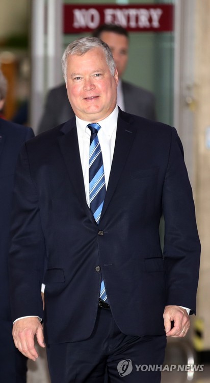 스티븐 비건 입국(서울=연합뉴스) 박동주 기자 = 대북 실무협상을 총괄하는 스티븐 비건 미국 국무부 대북특별대표가 20일 김포공항을 통해 입국하고 있다. 2019.8.20 pdj6635@yna.co.kr