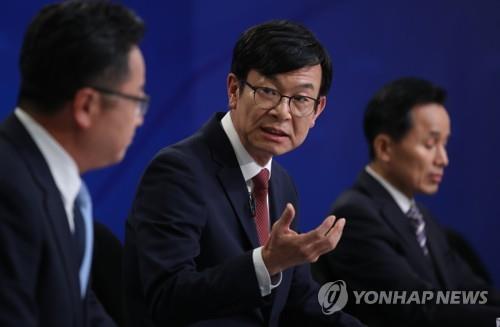 한일관계 현안 질문에 답하는 김상조 정책실장(서울=연합뉴스) 김주성 기자 = 김상조 청와대 정책실장이 21일 오전 서울 양천구 목동 한국방송회관에서 열린 한국방송기자클럽 초청 토론회에서 한일군사정보보호협정(GSOMIA) 연장 등 한일관계 현안에 대한 질문에 답하고 있다. 2019.8.21 utzza@yna.co.kr