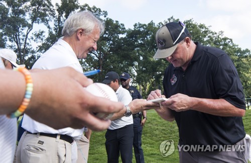 BMW 챔피언십 골프대회에서 사인해주는 클레먼스(오른쪽)  [AP=연합뉴스 자료사진]