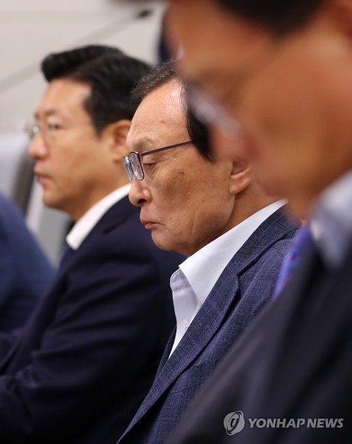 생각에 잠긴 이해찬 대표(공주=연합뉴스) 김준범 기자 = 더불어민주당 이해찬 대표가 21일 오전 충남 공주 솔브레인 공장 두드림센터에서 열린 '소재·부품·장비 산업 경쟁력 강화' 현장최고위에서 잠시 생각에 잠겨 있다. 2019.8.21 psykims@yna.co.kr