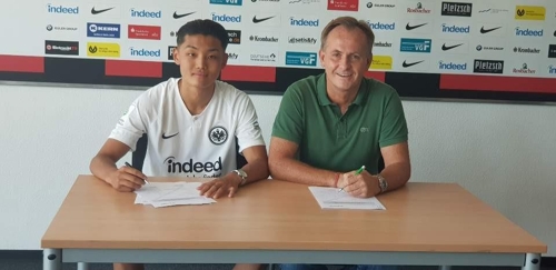 서종민(왼쪽)이 아인트라흐트 프랑크푸르트 구단의 아민 크라츠 국장과 계약서에 사인하고 포즈를 취한 모습. [서동원 전 코치 제공]