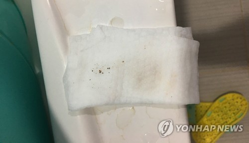 물티슈에 남은 수돗물 얼룩(포항=연합뉴스) 최근 경북 포항시 남구 일원에서 적갈색 수돗물이 나와 주민이 불안해하고 있다. 한 주민은 1분간 수돗물을 틀고서 물티슈를 갖다 댄 결과 확연하게 얼룩이 졌다고 밝혔다. 2019.8.9 [독자 제공. 재판매 및 DB 금지] sds123@yna.co.kr