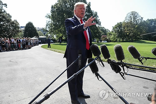 트럼프, 한일갈등에 "매우 곤란한 입장…한국과 일본 잘 지내야"(워싱턴 로이터=연합뉴스) 도널드 트럼프 미국 대통령이 9일(현지시간) 뉴욕으로 떠나기 직전 백악관 사우스론(남쪽 뜰)에서 기자들의 질문에 답하고 있다. 트럼프 대통령은 이날 재선 캠페인 기금모금 행사 참석차 뉴욕과 뉴저지로 떠나기에 앞서 기자들에게 심화하는 한일 갈등과 관련, 두 동맹국 간 다툼으로 인해 미국이 곤란한 입장에 놓였다며 "한국과 일본은 서로 잘 지내야 한다"고 말했다. leekm@yna.co.kr