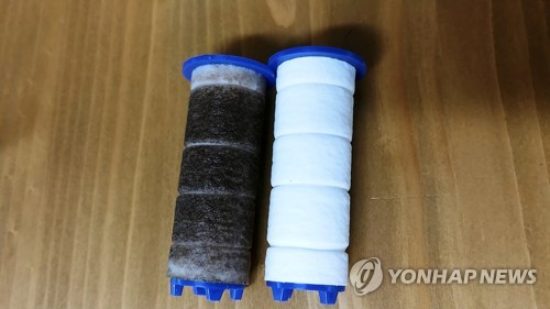1주일 만에 까맣게 변한 필터(포항=연합뉴스) 경북 포항 남구 일원에 공급하는 수돗물에서 검붉은색 물이 나와 주민이 불안에 떨고 있다. 한 주민은 1주일 사용한 필터가 까맣게 변했다며 사진을 제보했다. 왼쪽은 1주일 사용한 필터, 오른쪽은 새필터. 2019.8.11 [독자 제공. 재판매 및 DB 금지] sds123@yna.co.kr